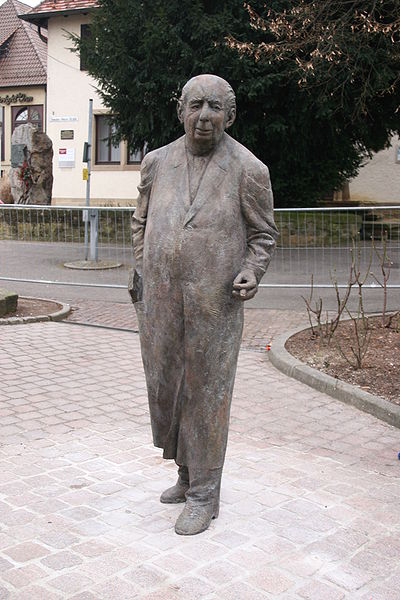 Diese Statue des ehemaligen Bundespräsidenten Theodor Heuss wurde wegen der Zigarre auch schon Zielscheibe der Antiraucher - Foto: Robin Müller Diese Statue des ehemaligen Bundespräsidenten Theodor Heuss wurde wegen der Zigarre auch schon Zielscheibe der Antiraucher - Foto: Robin Müller